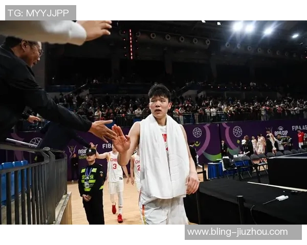 杨瀚森专注肉搏对抗亚当斯展现出色效果谁也别跳的战术策略分析